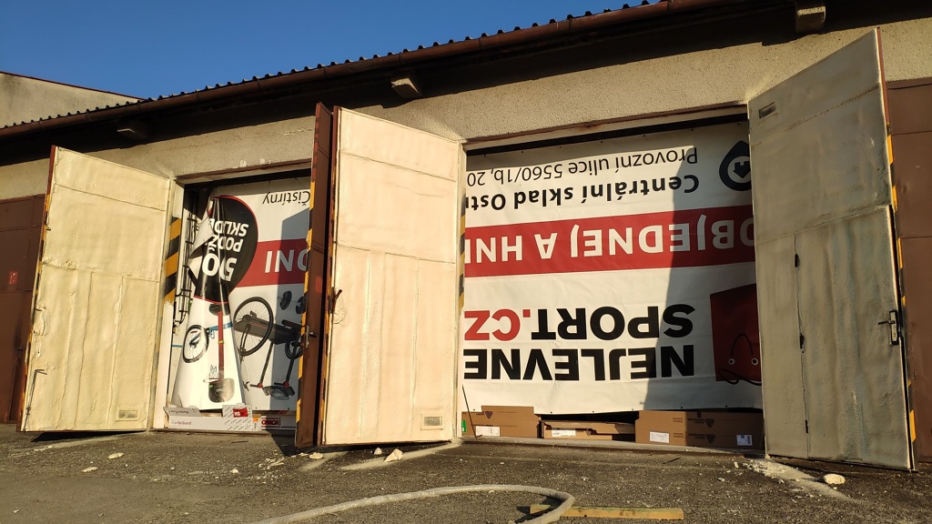 Zateplení garážových vrat stříkanou PUR pěnou, Baška — fotka 1