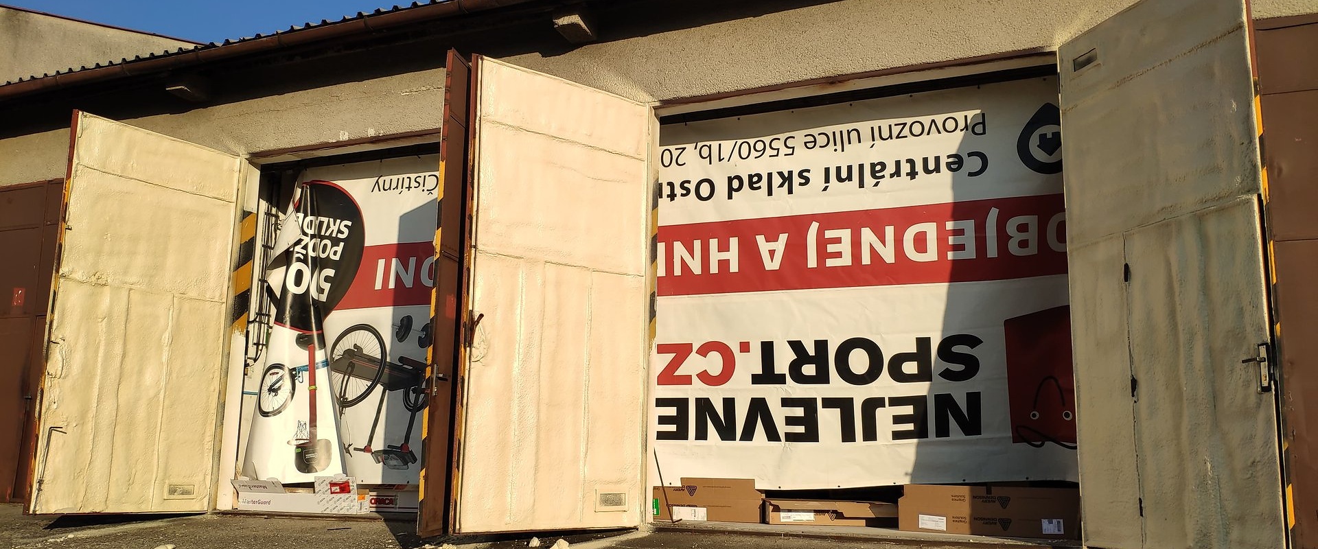 Zateplení garážových vrat stříkanou PUR pěnou, Baška — fotka 1