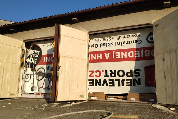 Zateplení garážových vrat stříkanou PUR pěnou, Baška — fotka 1