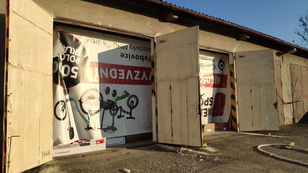 Zateplení garážových vrat stříkanou PUR pěnou, Baška — fotka 3