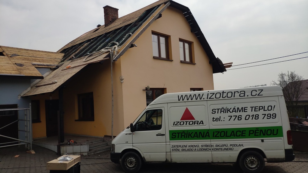 Zateplení sedlové střechy a půdy rodinného domu, Bílovec — fotka 1