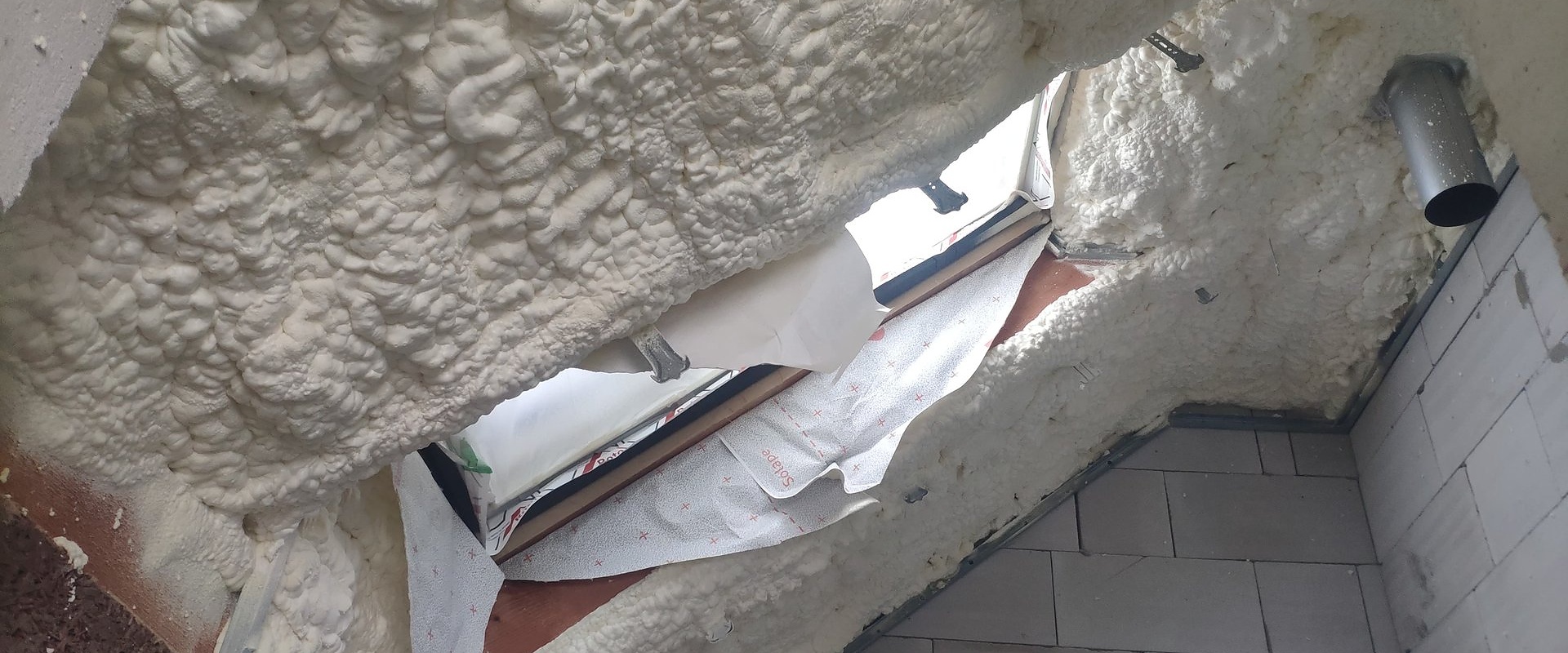 Zateplení šikmé střechy stříkanou pěnovou izolací, Brušperk — fotka 1