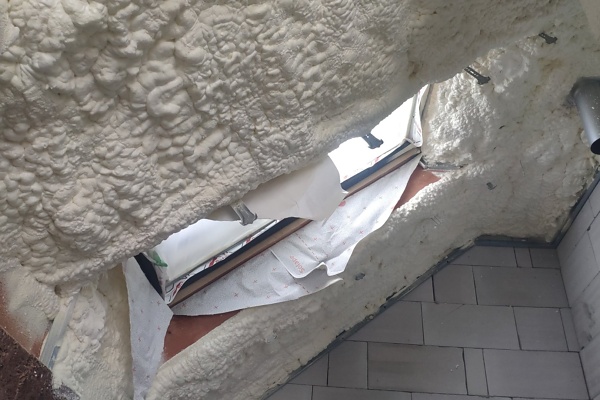 Zateplení šikmé střechy stříkanou pěnovou izolací, Brušperk — fotka 1