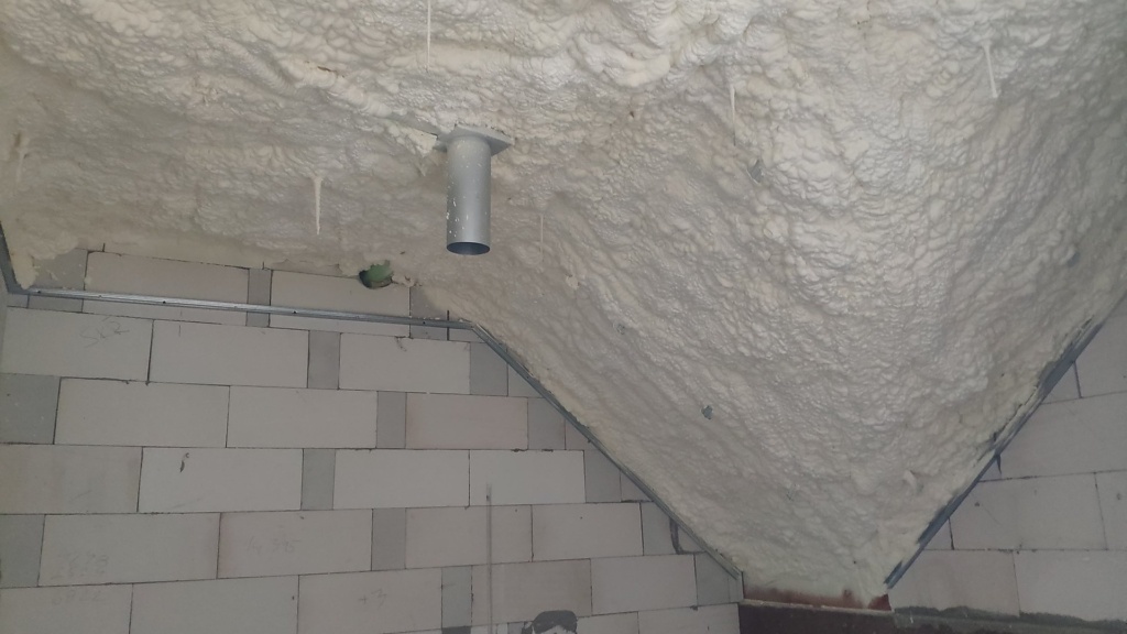 Zateplení šikmé střechy stříkanou pěnovou izolací, Brušperk — fotka 5