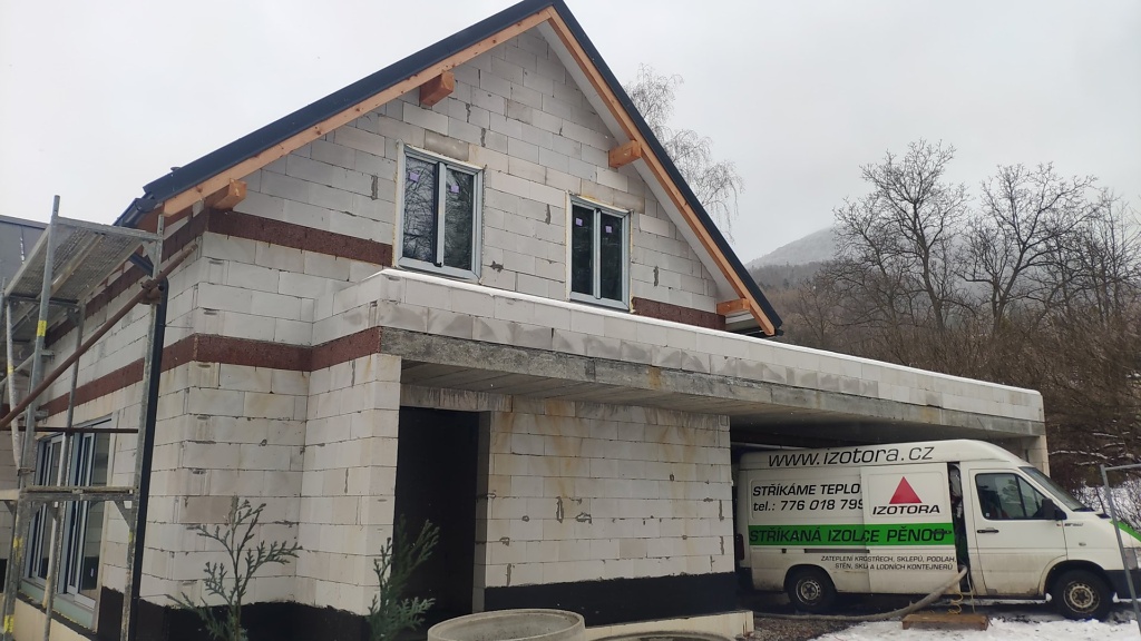 Zateplení a izolace rodinného domu stříkanou pěnou, Čeladná — fotka 1