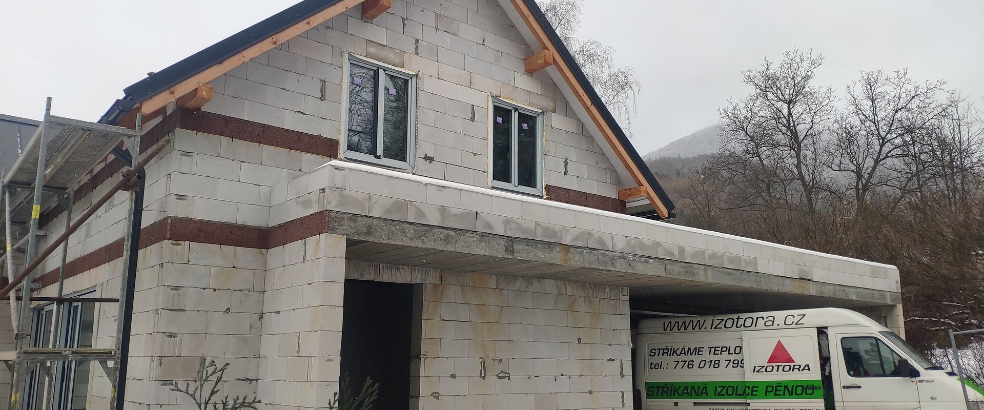 Zateplení a izolace rodinného domu stříkanou pěnou, Čeladná — fotka 1