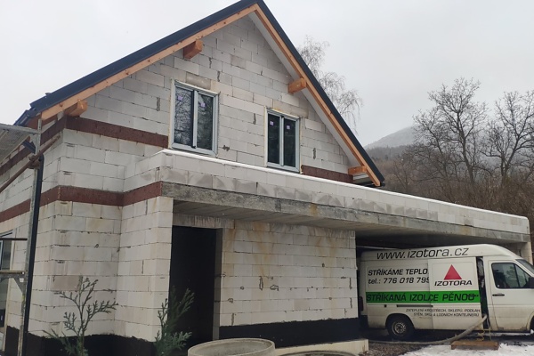 Zateplení a izolace rodinného domu stříkanou pěnou, Čeladná — fotka 1
