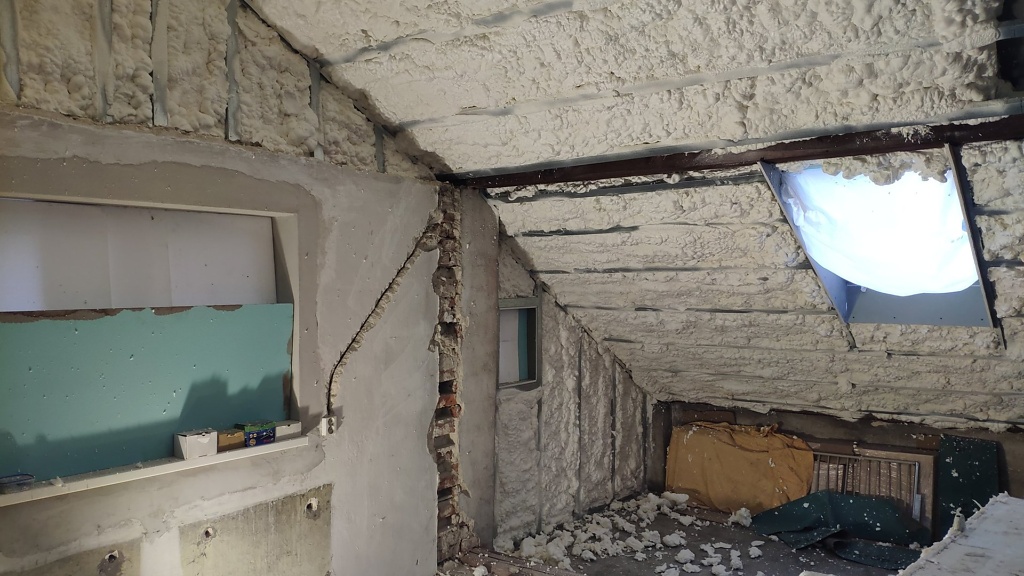 Zateplení šikmé střechy stříkanou pěnovou izolací, Dětmarovice — fotka 5