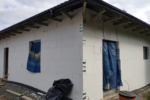 Stříkaná izolace stropu polyuretanovou pěnou, Dobrá — fotka 1