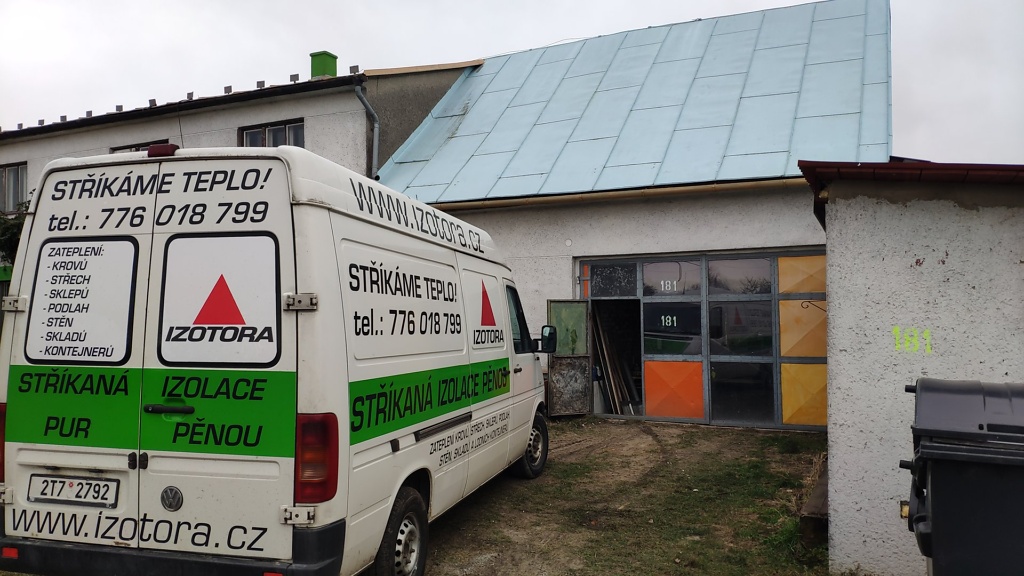 Izolace stropu autodílny a garáže stříkanou PUR pěnou, Dobratice — fotka 1