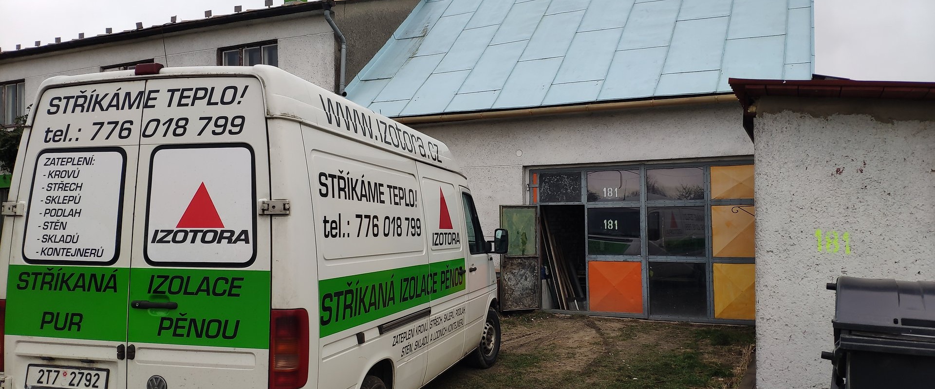 Izolace stropu autodílny a garáže stříkanou PUR pěnou, Dobratice — fotka 1