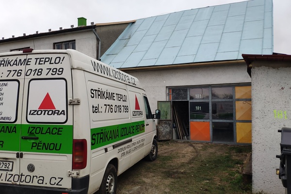 Izolace stropu autodílny a garáže stříkanou PUR pěnou, Dobratice — fotka 1