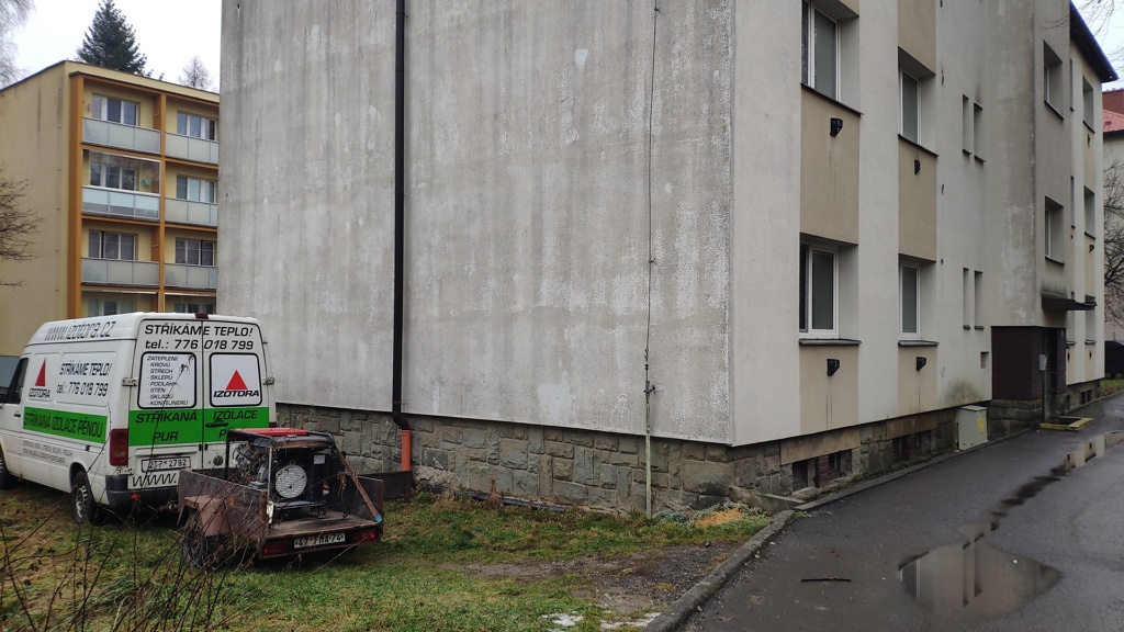 Stříkaná izolace stropů sklepů polotvrdou PUR pěnou, Frenštát pod Radhoštěm — fotka 2