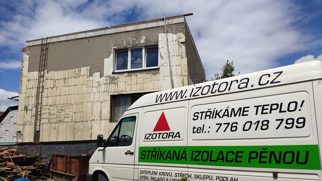 Zateplení ploché střechy rodinného domu stříkanou pěnou, Frýdek-Místek — fotka 1