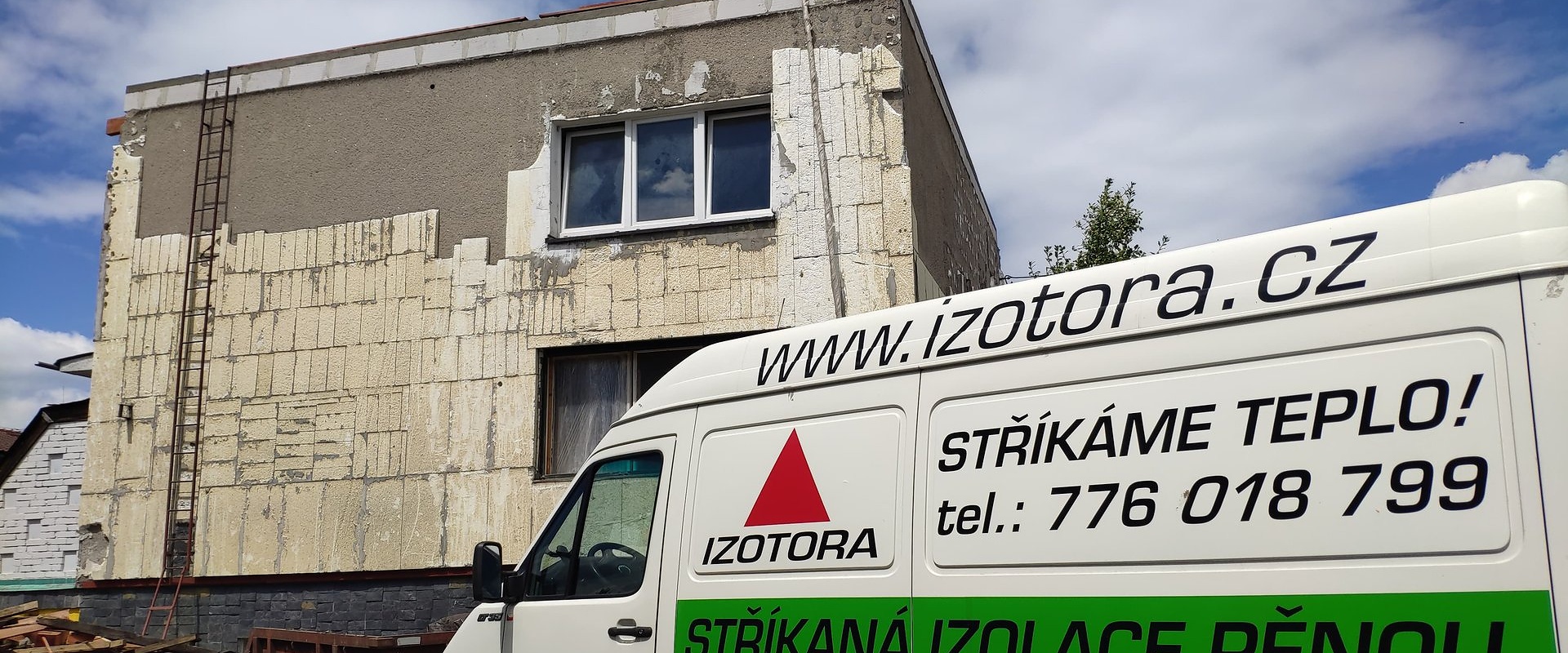Zateplení ploché střechy rodinného domu stříkanou pěnou, Frýdek-Místek — fotka 1