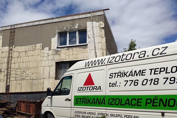 Zateplení ploché střechy rodinného domu stříkanou pěnou, Frýdek-Místek — fotka 1