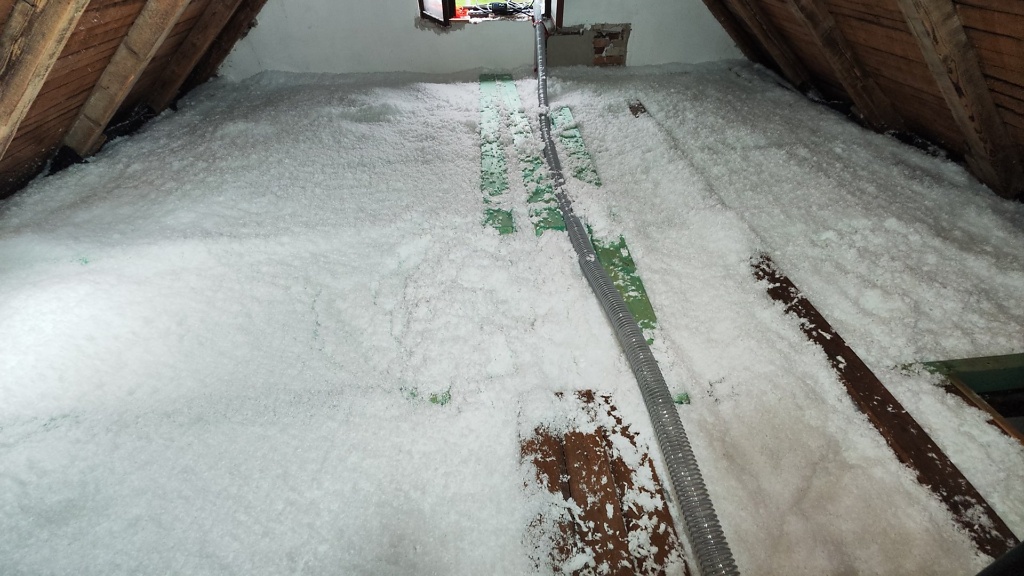Nafoukaná minerální vlna URSA Pure Floc na podlaze půdy