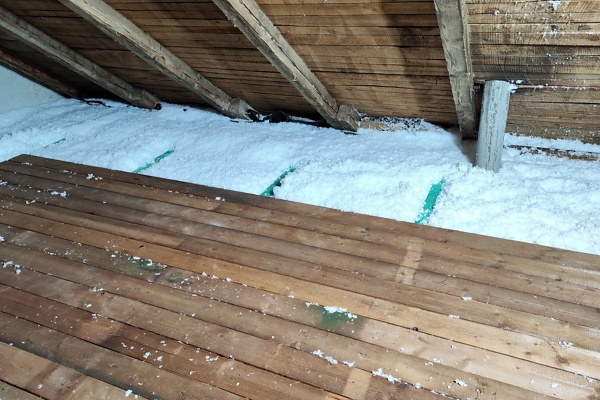 Nafoukaná minerální vlna URSA Pure Floc na podlaze půdy