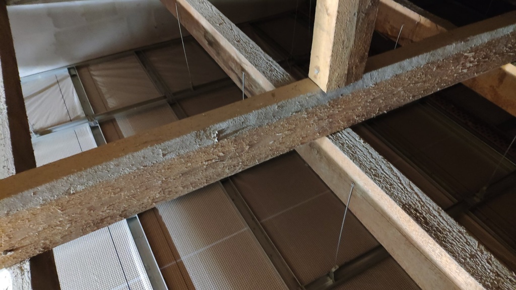 Izolace stropu stříkanou polyuretanovou pěnou, Hradec Králové — fotka 2