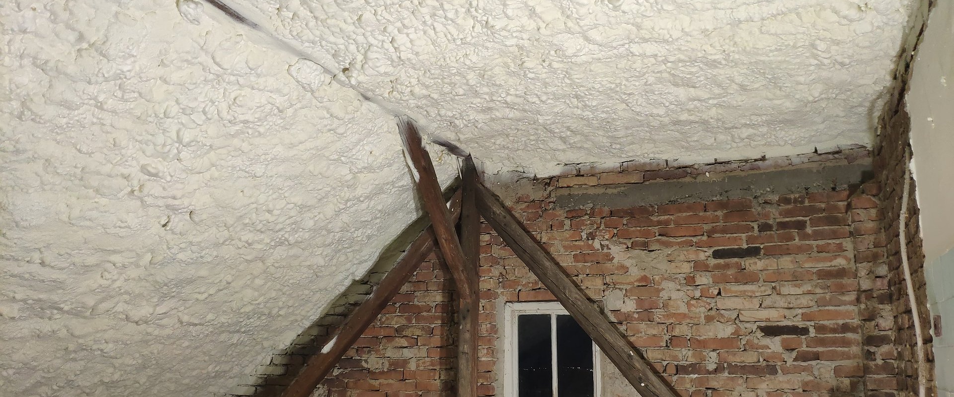 Zateplení domu stříkanou pěnovou izolací, Jihlava — fotka 1