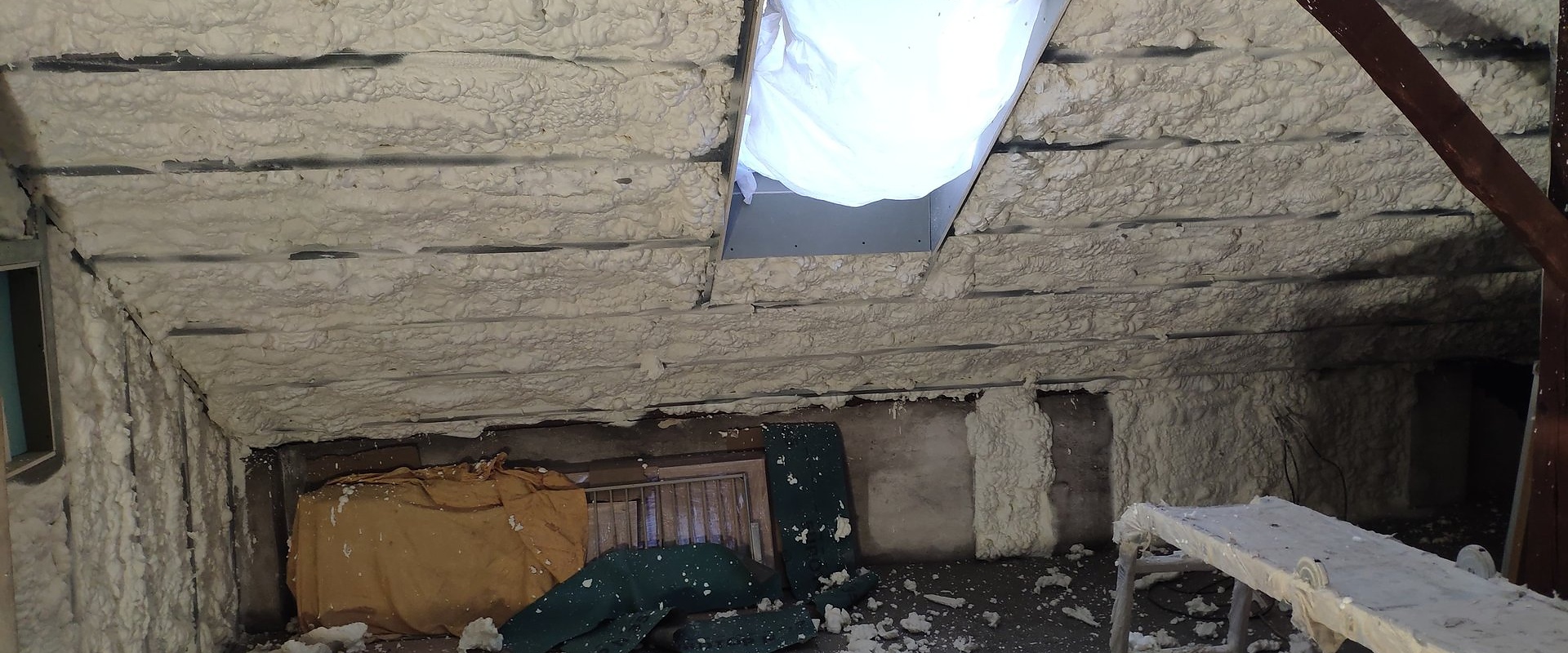 Zateplení šikmé střechy stříkanou pěnovou izolací, Karviná — fotka 1