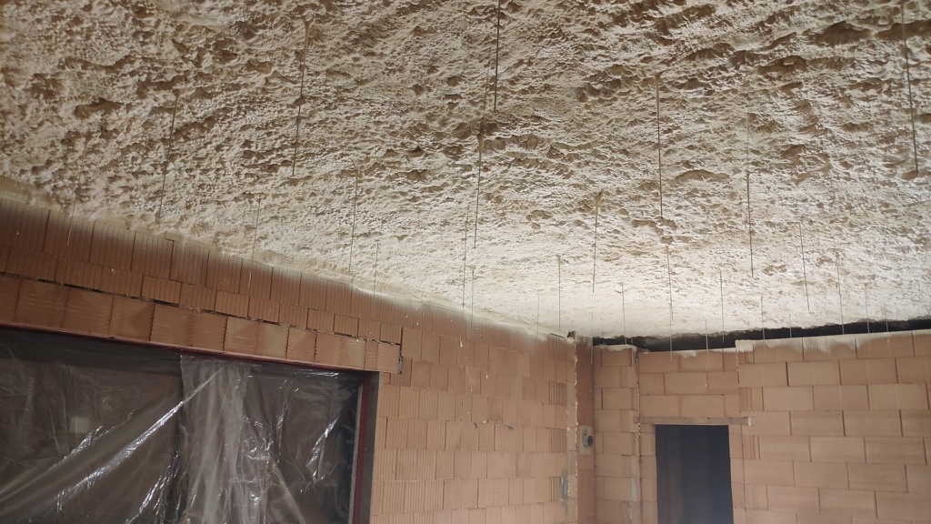Tepelná izolace stropu stříkanou pěnou PUR, Kolín — fotka 6