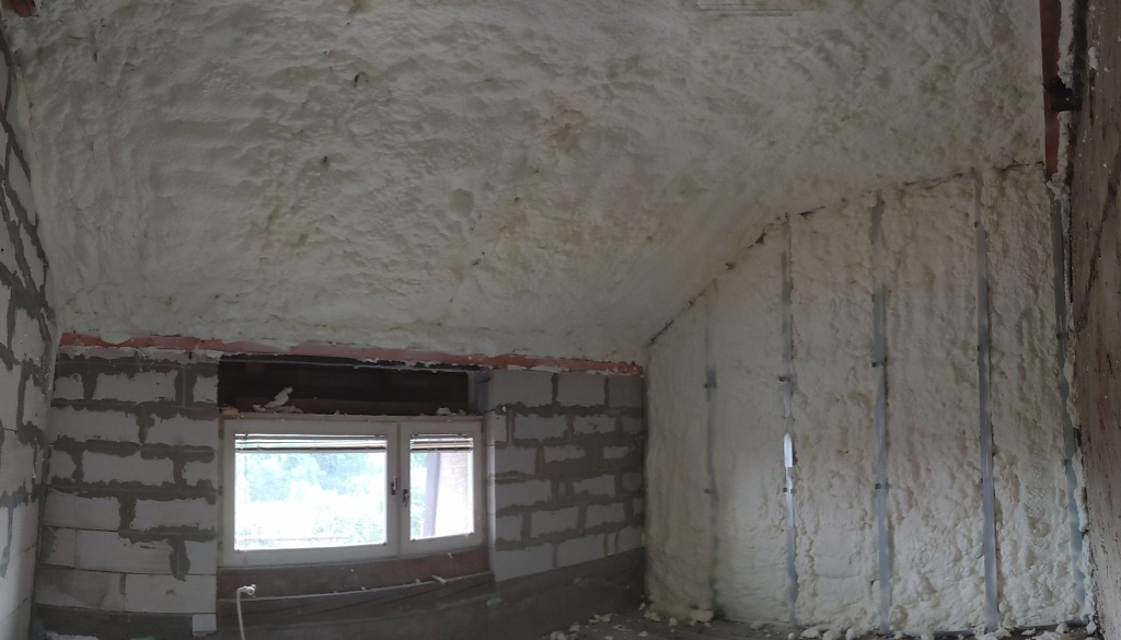 Zateplení šikmé střechy, stropu a stěn půdní vestavby, Mosty u Jablunkova — fotka 1