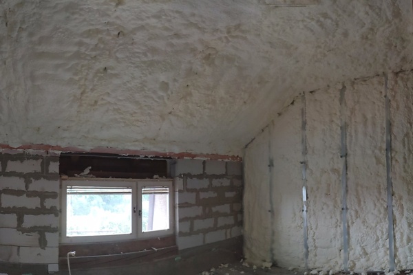 Zateplení šikmé střechy, stropu a stěn půdní vestavby, Mosty u Jablunkova — fotka 1