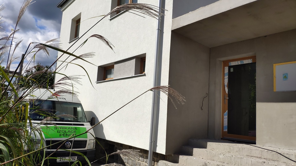 Stříkaná izolace sklepních stropů polotvrdou PUR pěnou, Ostrava, Krásné Pole — fotka 1