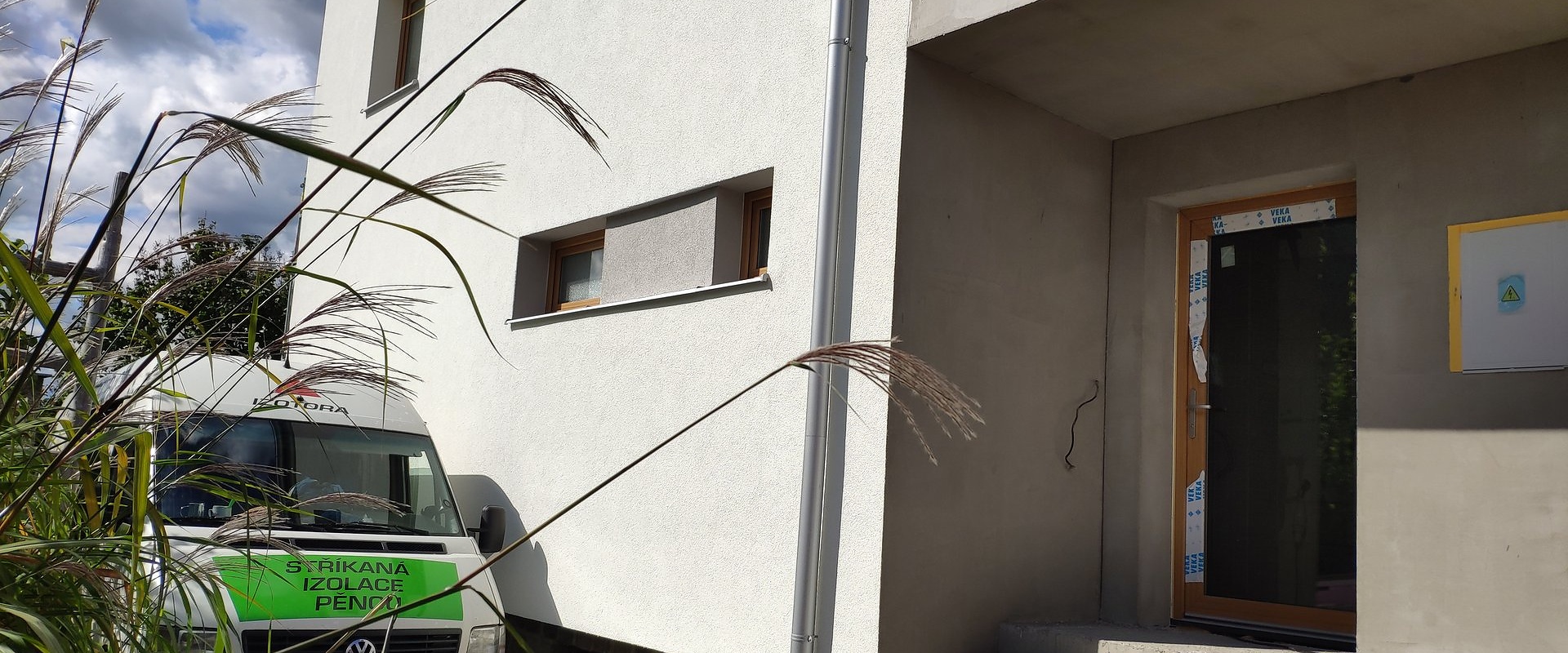 Stříkaná izolace sklepních stropů polotvrdou PUR pěnou, Ostrava, Krásné Pole — fotka 1