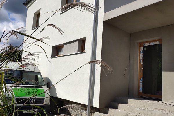 Stříkaná izolace sklepních stropů polotvrdou PUR pěnou, Ostrava, Krásné Pole — fotka 1