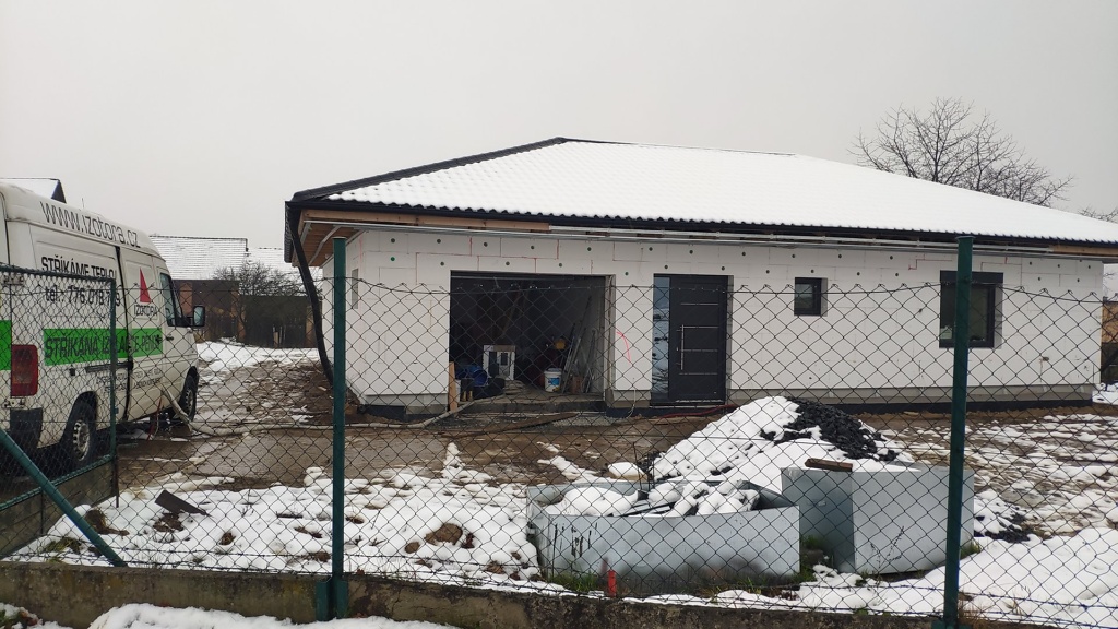 Izolace stropu rodinného domu stříkanou PUR pěnou, Ostrava-Martinov — fotka 1