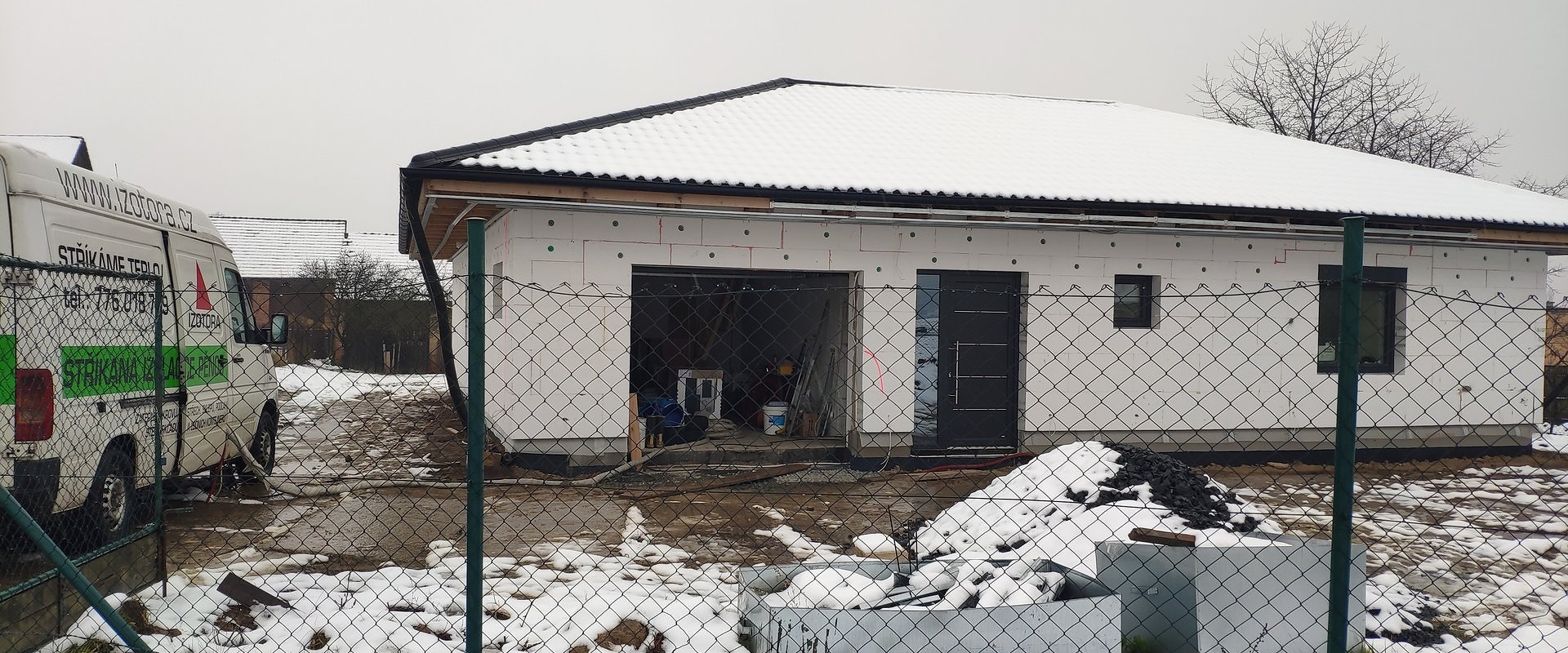Izolace stropu rodinného domu stříkanou PUR pěnou, Ostrava-Martinov — fotka 1