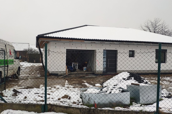 Izolace stropu rodinného domu stříkanou PUR pěnou, Ostrava-Martinov — fotka 1