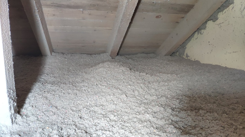 Zateplení stropu foukanou izolací do podlahy půdy, Ostrava — fotka 1