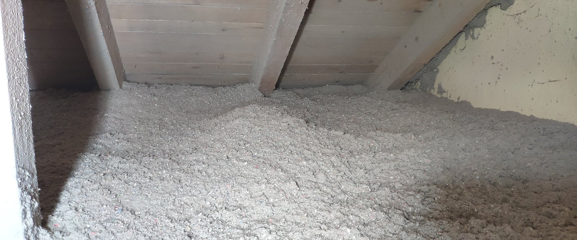 Zateplení stropu foukanou izolací do podlahy půdy, Ostrava — fotka 1
