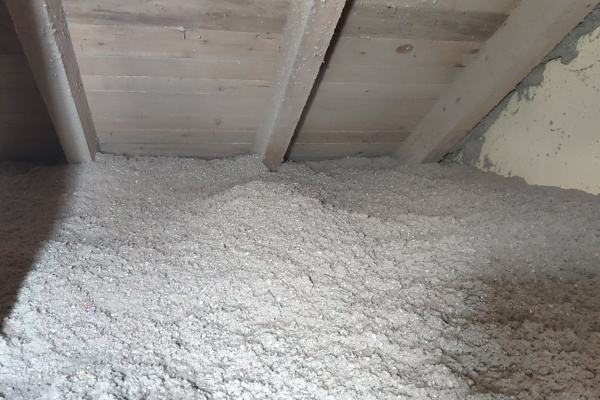 Zateplení stropu foukanou izolací do podlahy půdy, Ostrava — fotka 1