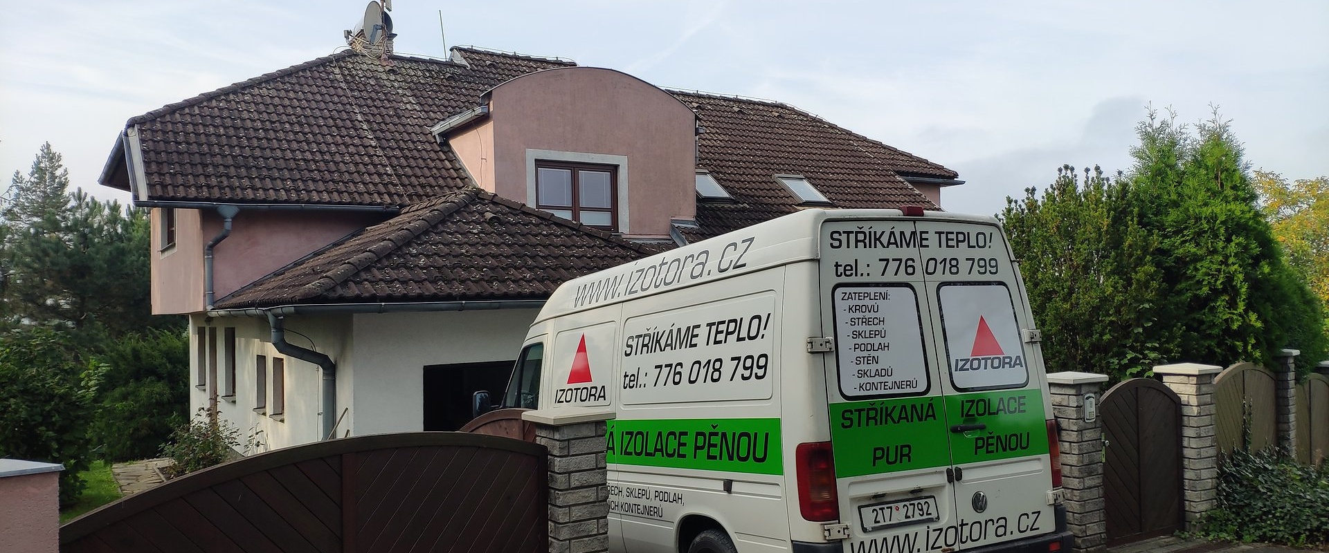 Zateplení šikmé střechy stříkanou pěnovou izolací, Skalice — fotka 1