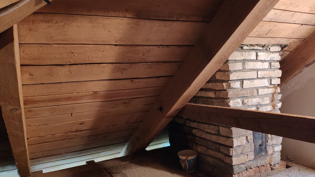 Zateplení šikmé střechy stříkanou pěnovou izolací, Skalice — fotka 3