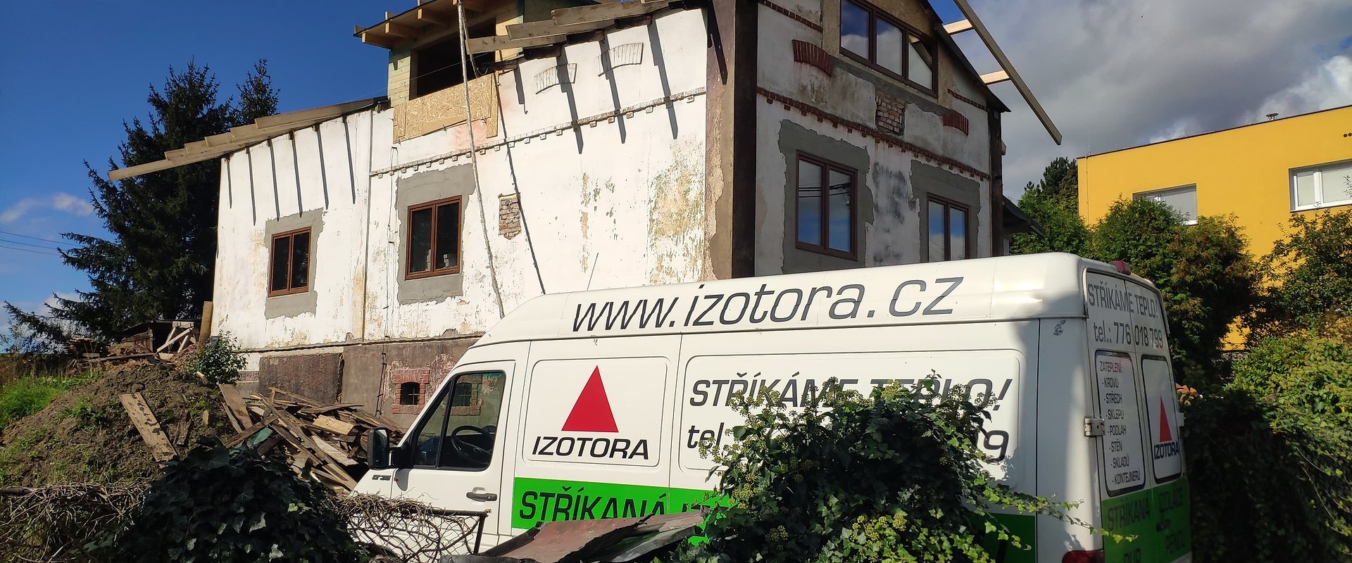 Stříkaná izolace střechy polyuretanovou pěnou, Stará Ves nad Ondřejnicí — fotka 1