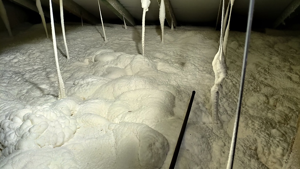 Stříkaná izolace stropu polyuretanovou pěnou, Štramberk — fotka 5