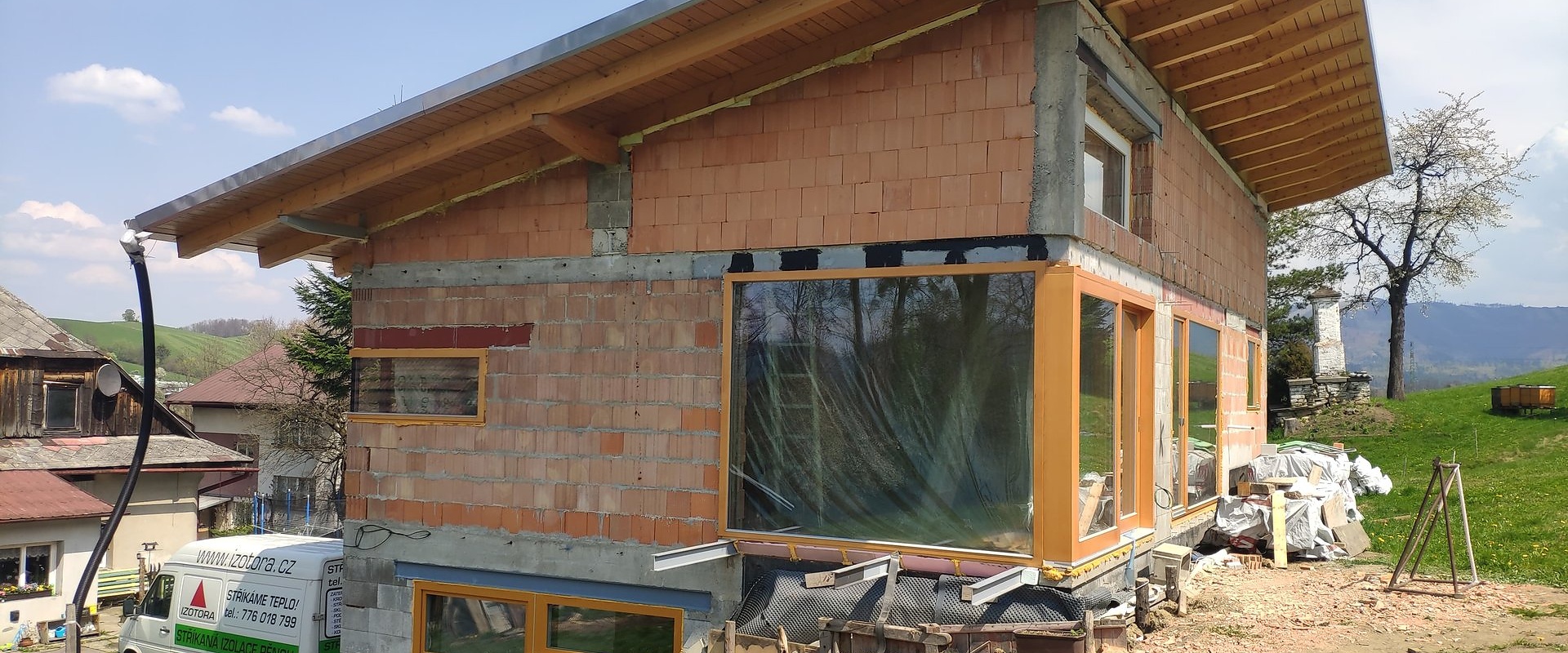 Zateplení ploché střechy rodinného domu stříkanou pěnou, Tichá — fotka 1