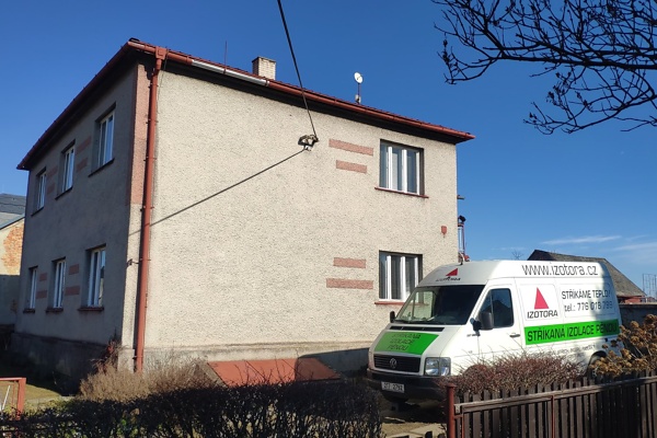 Zateplení šikmé střechy a podkroví domu, Tísek — fotka 1