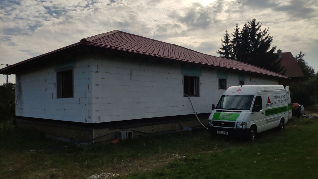 Izolace stropu stříkanou polyuretanovou pěnou, Tovačov — fotka 1