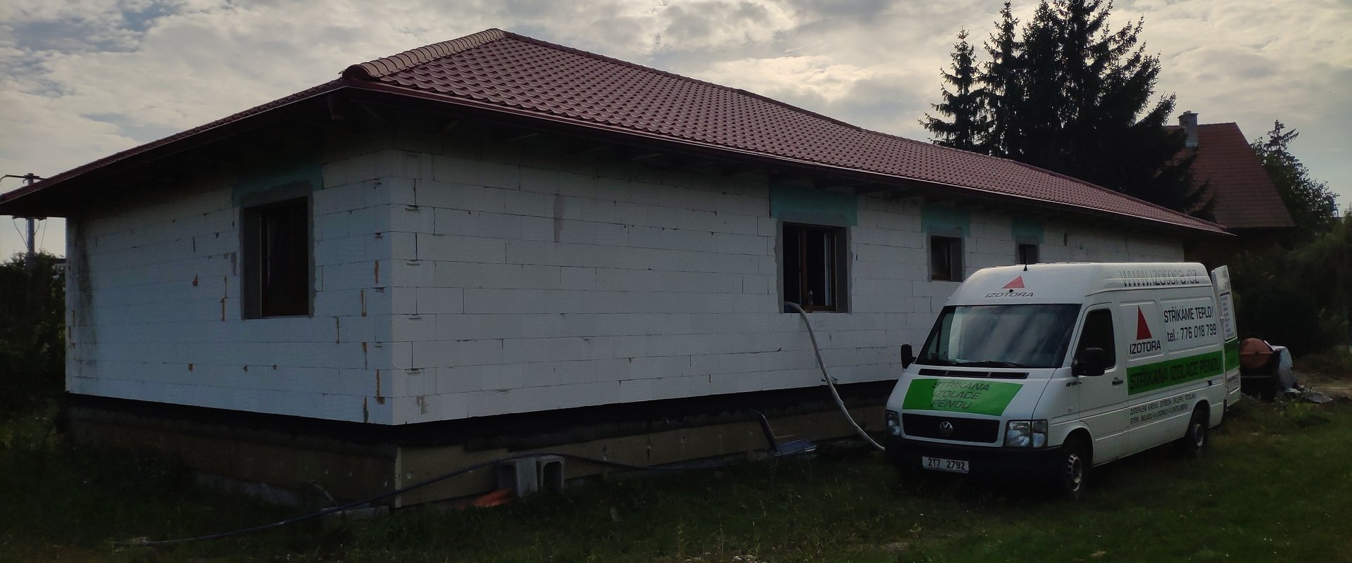 Izolace stropu stříkanou polyuretanovou pěnou, Tovačov — fotka 1