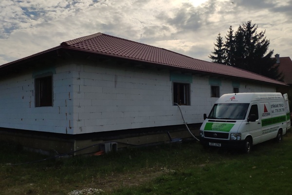 Izolace stropu stříkanou polyuretanovou pěnou, Tovačov — fotka 1