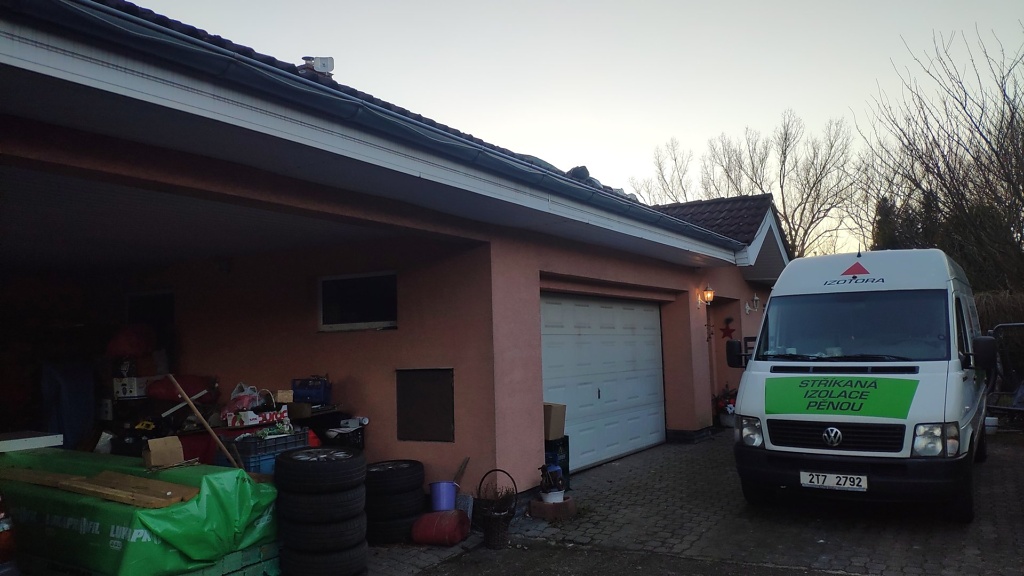 Izolace stropu stříkanou polyuretanovou pěnou, Valašské Meziříčí — fotka 1
