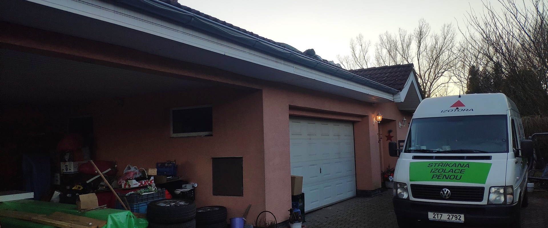 Izolace stropu stříkanou polyuretanovou pěnou, Valašské Meziříčí — fotka 1