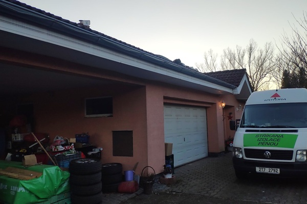 Izolace stropu stříkanou polyuretanovou pěnou, Valašské Meziříčí — fotka 1